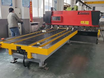 剪板機自動（dòng）送料機